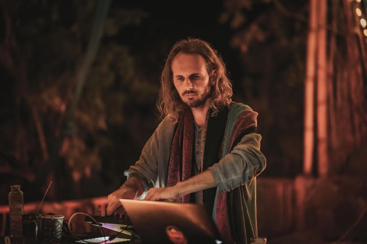 Steffen Ki performing live with MNTRA instruments